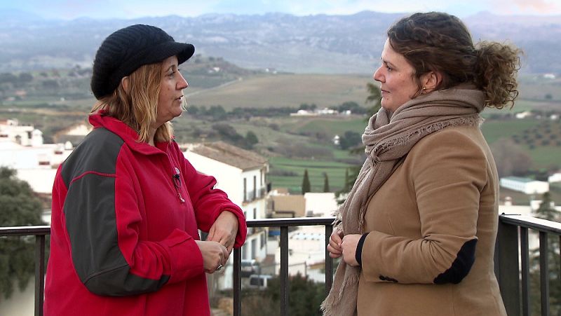 Ana G. Wonham con la alcaldesa de Ronda, Teresa Valdenebro