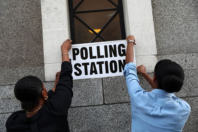 Trabajadores públicos preparan un colegio electoral en Londres