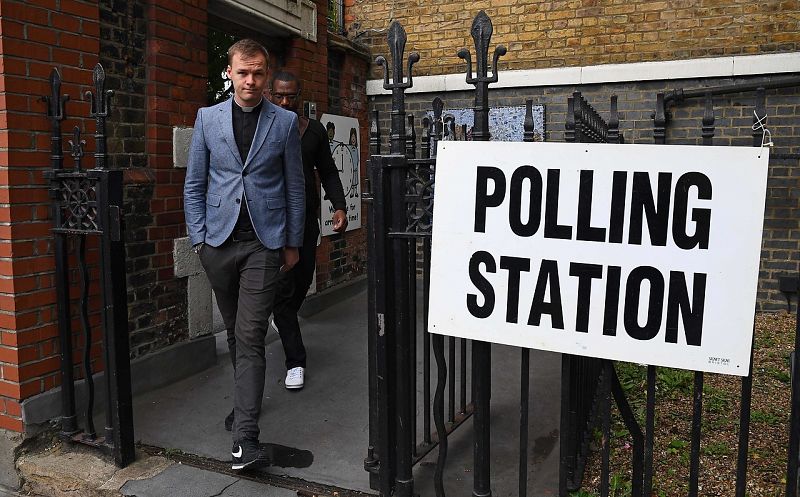 Un vicario deja un colegio electoral tras votar en Londres