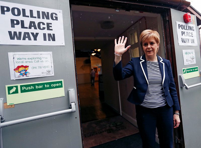 Nicola Sturgeon, primera ministra de Escocia, vota en Glasgow.