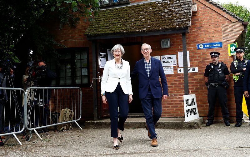 La primera ministra, Theresa May, y su marido Philip, tras votar en Sonning.