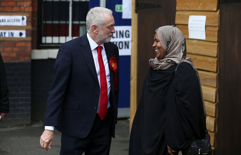 Jeremy Corbyn, líder laborista, llega para votar en Islington, Londres.