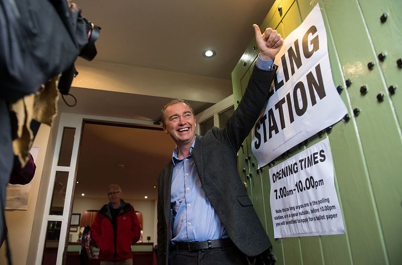 El líder liberal-demócrata, Tim Farron, no ha votado este jueves, porque ya lo hizo por correo, pero ha atendido a la prensa en Kendal, Cumbria, noroeste de Inglaterra.