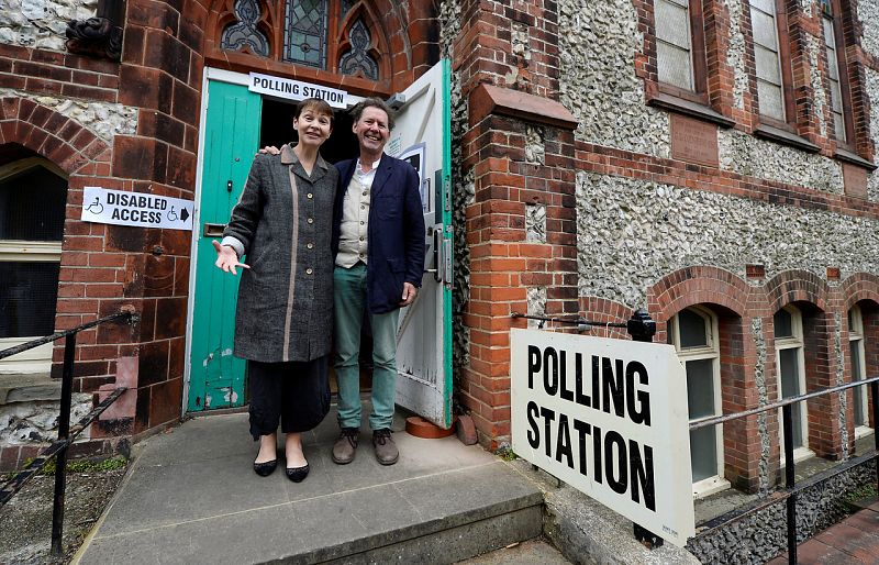 Caroline Lucas, co-líder del Partido Verde, llega con su marido, Richard Savage, a votar en Brighton, Inglaterra.