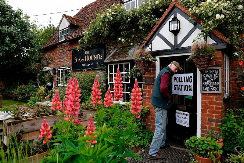 En Cristmas Common, cerca de Oxford, han montado el colegio electoral en un típico pub inglés.