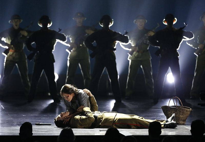 Una actuación basada en el musical 'Miss Saigon' durante los 71º Premios Tony