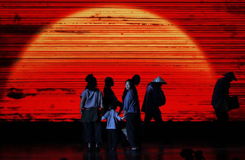 Un instante de la representación del musical 'Miss Saigon' en la gala de entrega de los 71º Premios Tony