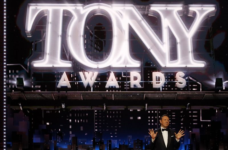 Kevin Spacey como maestro de ceremonias en la entrega de los 71º Premios Tony