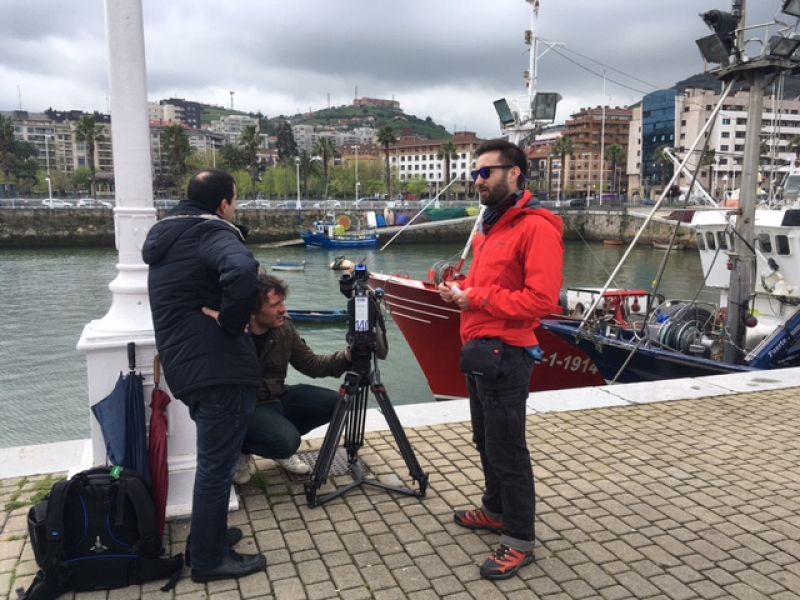 El equipo grabando en el puerto de Santurce