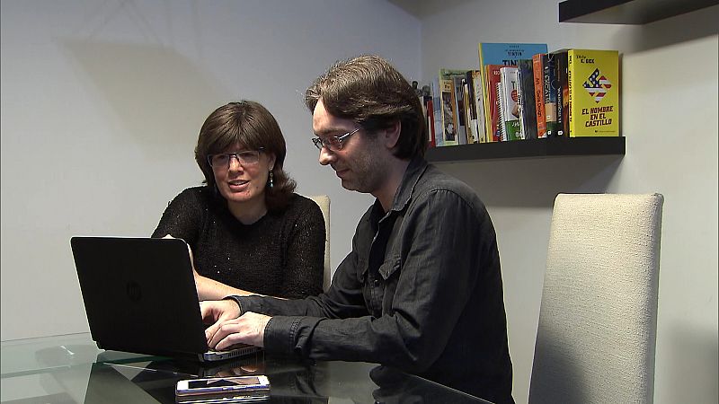 Susana y Alex consultando en el ordenador