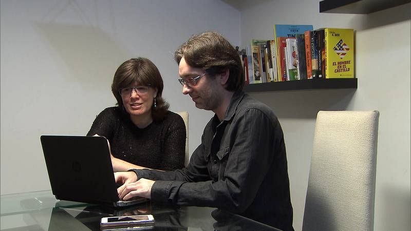 Susana y Alex consultando en el ordenador