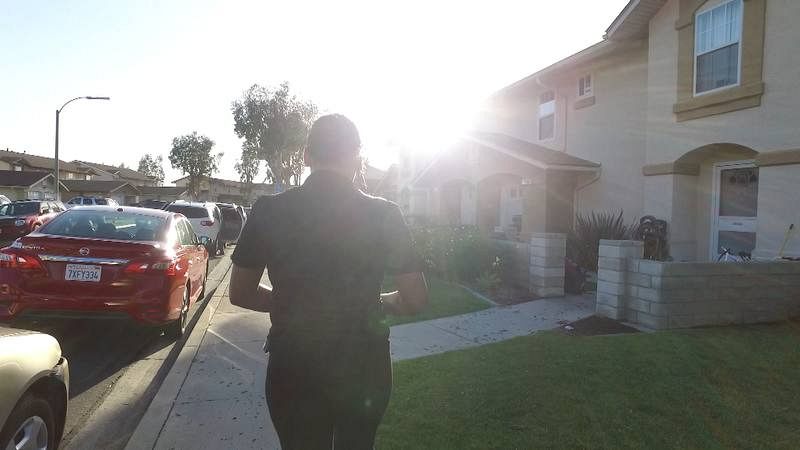 Mónica llega a su casa