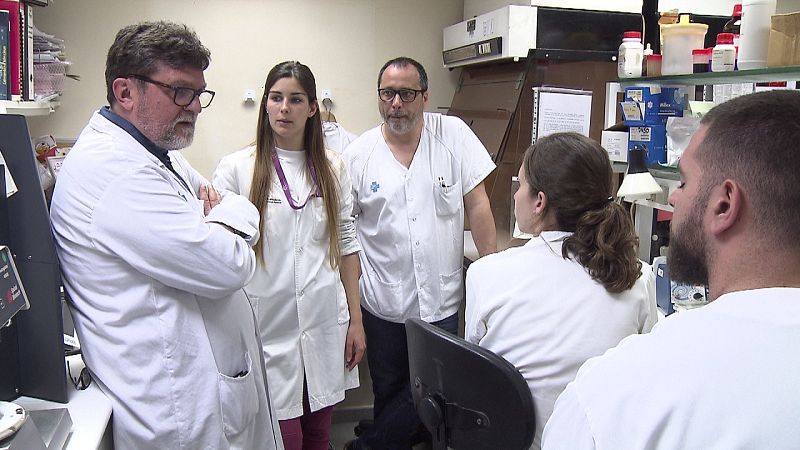 En el Hospital de la Vall d'Hebron, el Dr. Gavaldà y su equipo estudian cómo vencer a las bacterias resistentes