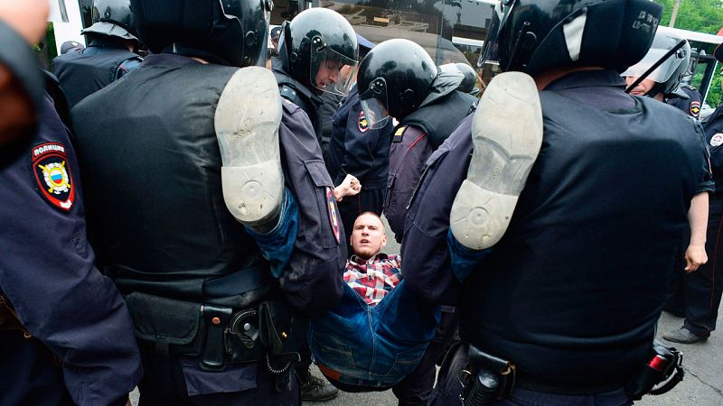 La policía rusa detiene a un manifestante en San Petersburgo.