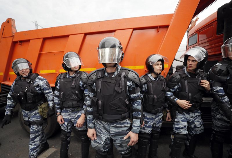 Antidisturbios bloquean la calle Tverskaya en Moscú (Rusia)