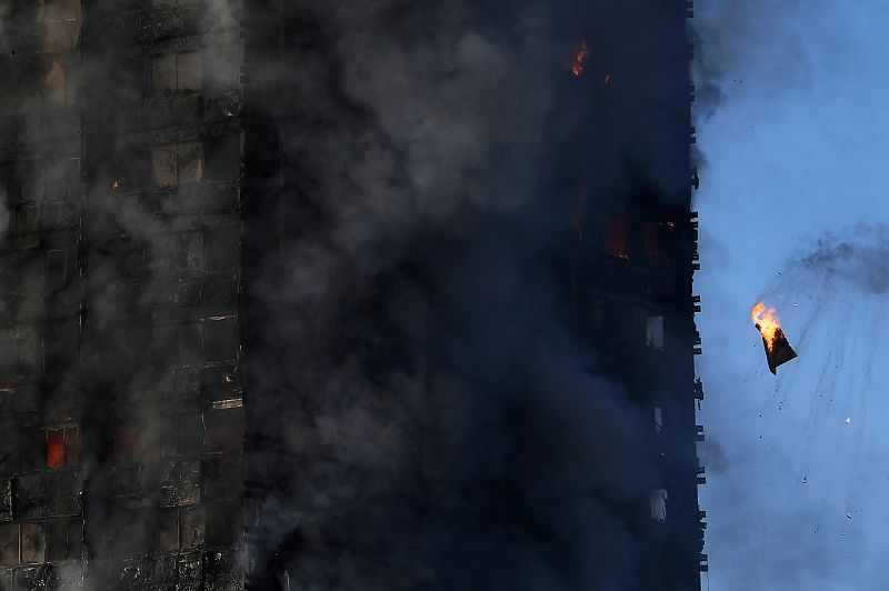 Un objeto cae desde el edificio en llamas. 200 bomberos y 40 coches autobomba luchan contra el fuego.