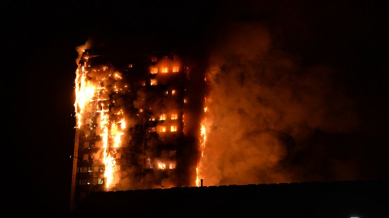 Las llamas envuelven la Torre Grenfell durante la noche, en esta imagen facilitada por un vecino de la zona de Kensington.