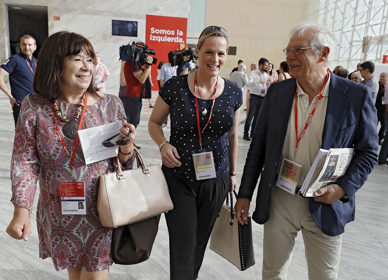 Cristina Narbona (i), que será la nueva presidenta del PSOE, la diputada Zaida Cantera, y Josép Borrell (d) a su llegada