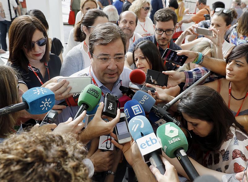 El presidente de Extremadura, Guillermo Fernández de Vara, que será presidente del Consejo de Política Federal, atiende a los medios