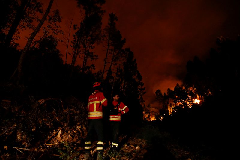 Mas de cien incendios asolan Portugal