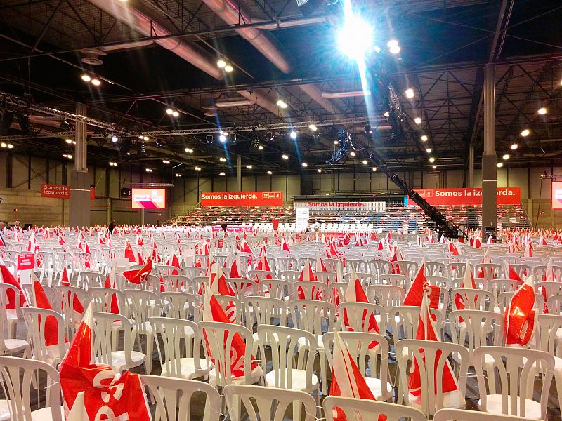 El pabellón de IFEMA preparado para recibir a Pedro Sánchez ya como secretario general. Ofrecerá su primer discurso ante 8.000 afiliados.