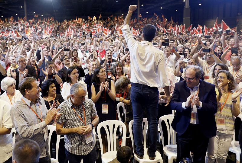 Pedro Sánchez saluda a militantes y simpatizantes durante la clausura del Congreso Federal del PSOE
