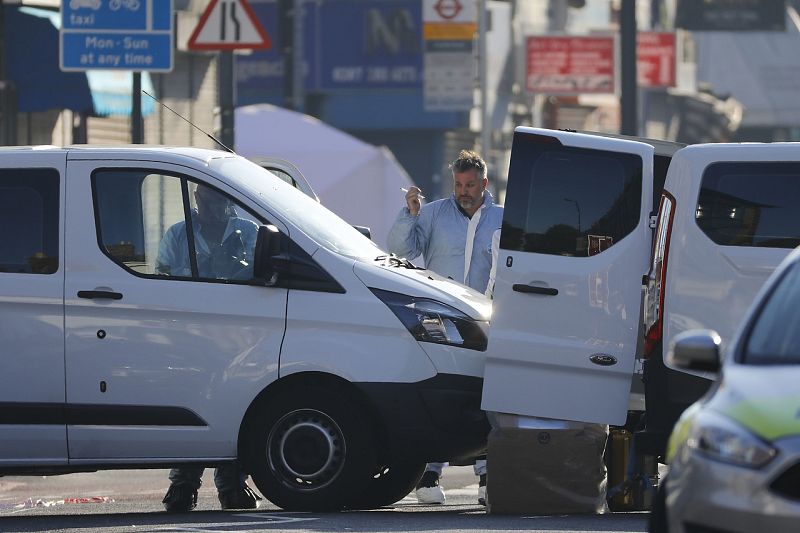 Forenses investigando en el lugar de los hechos en Seven Sister Boulevar, en Finsbury Park, norte de Londres. Un hombre al volante de una furgoneta ha atropellado a los fieles musulmanes que salían de rezar.