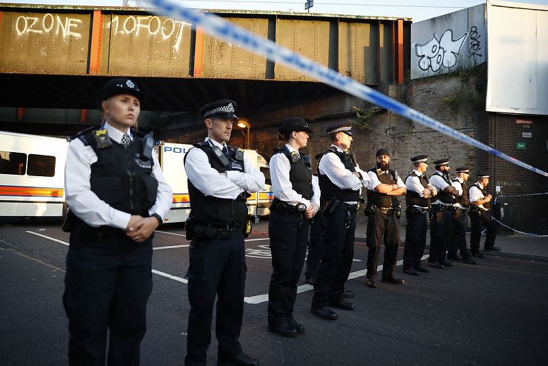 Cordón policial junto a la mezquita y el Centro Islámico de Finsbury Park, en el norte de Londres, donde se ha producido el atropello mortal en la madrugada del lunes. Al menos ha muerto una persona y hay ocho heridos.