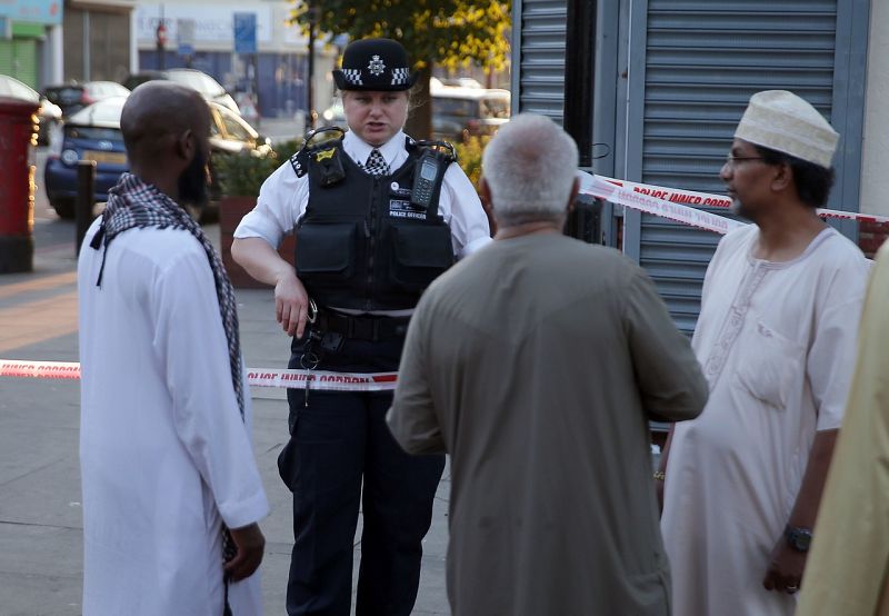Una mujer policía habla con residentes de Finsbury Park, donde se ha producido el atropello. Un hombre de 48 años ha sido detenido como posible autor.