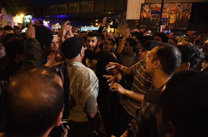 Varias personas discuten cerca del lugar donde una furgoneta ha atropellado a varias personas junto a una mezquita en Londres.