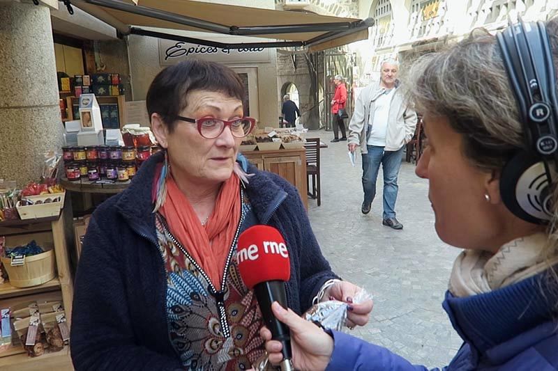 Vendedora de ultramarinos en Les Halles de Dinan.