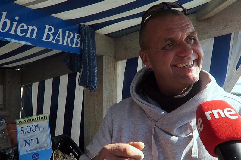 Vendedor de ostras en el mercado de Cancale.