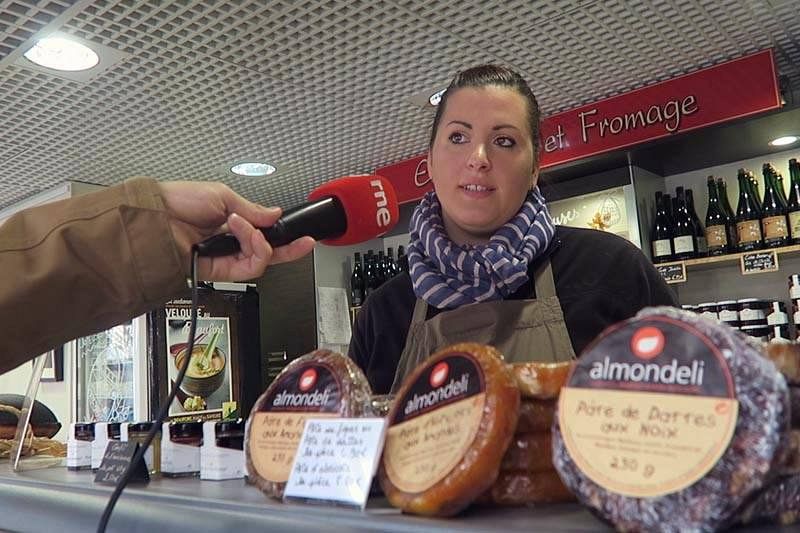 Vendedora de quesos en Les Halles de Dinan.