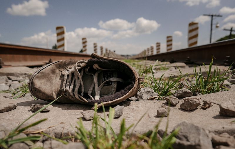 Zapato abandonado de un migrante en una vía ferrea mexicana
