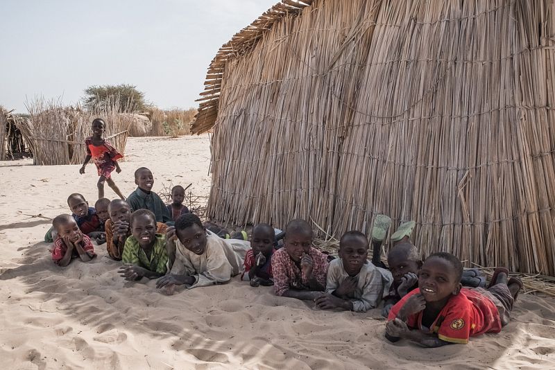 Niños desplazados con sus familias para huir de Boko Haram en la aldea de Melea, en Chad