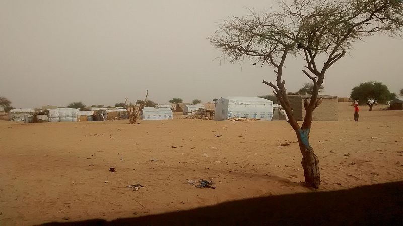 Durante la estación seca, se alcanzan los 50ºC de temperatura en Dar es Salam y los hombres abandonan el campo para buscar trabajo.