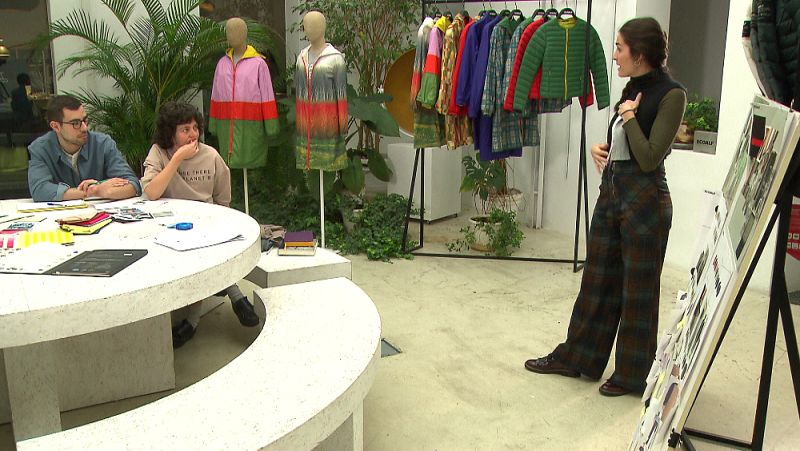 Reunión de diseño creativo de moda reciclada en la sede de Ecoalf, Madrid