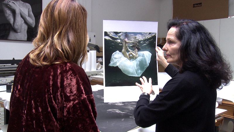 Isabel Muñoz, premio nacional de fotografía 2016, nos muestra su serie submarina que documenta la basura plástica en el Mediterráneo