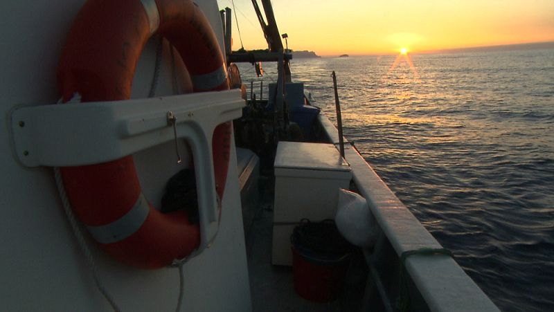 Arrastrero Estrella del Rosario frente a la isla de Benidorm