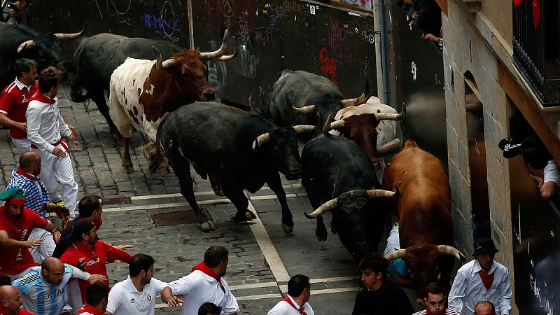 La manada ha entrado agrupada en la calle Estafeta dando oportunidades a los mozos para hacer bonitas carreras
