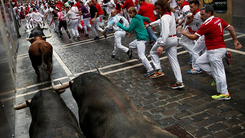 La manada de Núñez del Cuvilllo ha corrido estirada por la calle Estafeta facilitando a los mozos bonitas carreras en un encierro poco concurrido por la lluvia.