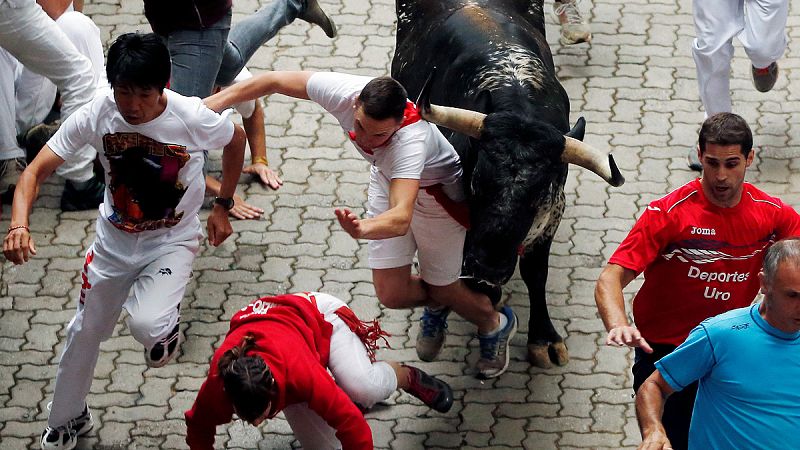 Los toros de la ganadería madrileña de Victoriano del Río ha hecho gala dela nobleza que les caracteriza en el sexto encierro de San Fermín 2016