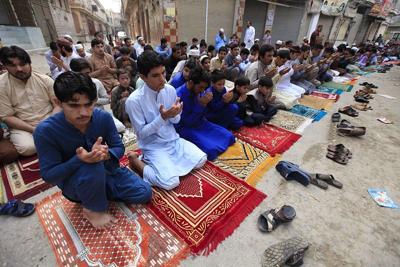 Musulmanes celebran la fiesta de Eid al Fitr, que marca el final del mes sagrado de ayuno del Ramadán, en una mezquita de Peshawar, Pakistán.