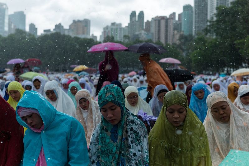 Mujeres musulmanas indonesias se reúnen en el Parque Victoria, en Hong Kong.