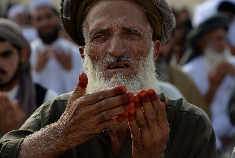 Un anciano reza durante la primera jornada del Eid al Fitr en Jalalabad, Afganistán.
