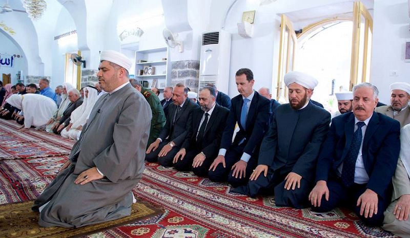 El presidente sirio, Bachar al Asad, participa en el rezo del Eid en la mezquita de Hama, en Siria.