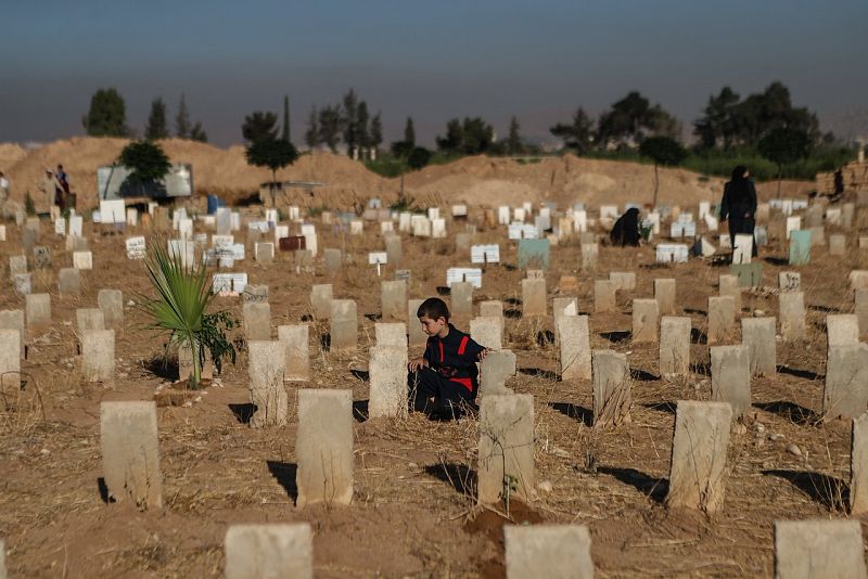 Cementerio en Duma, Siria. Otra de las tradiciones en el Eid es visitqar las tumbas de los familiares. Siria celebra la fiesta religiosa en guerra una vez más desde hace seis años.