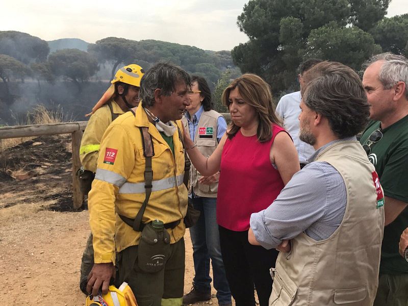 La presidenta de la Junta de Andalucía, Susana Díaz, acompañada de otras autoridades, ha visitado el operativo que combate el incendio de Moguer.