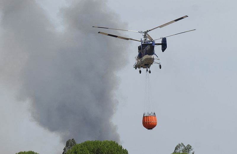 Más de dos mil personas han sido evacuadas por el incendio entre Mazagón y Moguer.