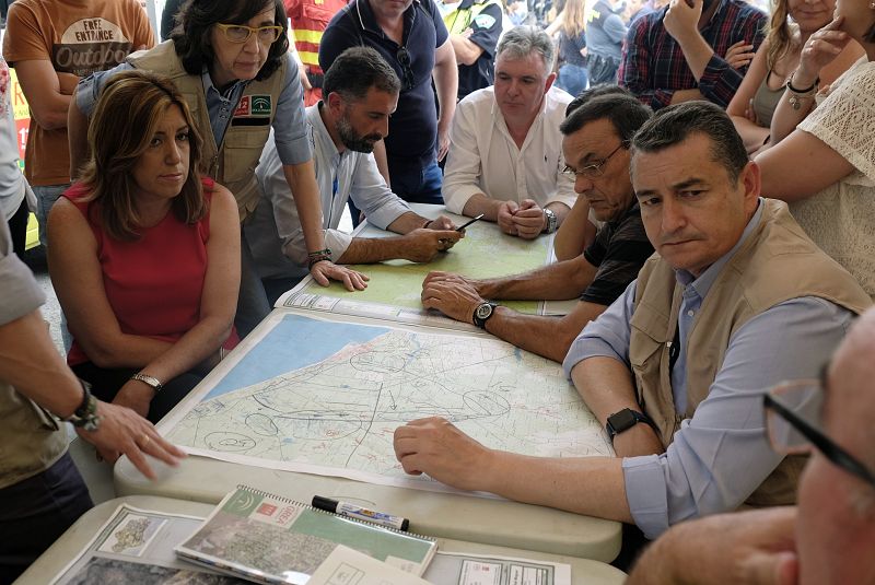 La presidenta de la Junta de Andalucía, Susana Díaz y el delegado del Gobierno de España en Andalucía, Antonio Sanz (derecha), en el puesto de mando avanzado en Mazagón desde donde se están coordinando los efectivos para la extinción del incendio.